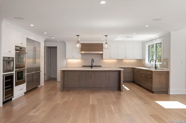 40 Hewlett Lane, Port Washington, NY 11050