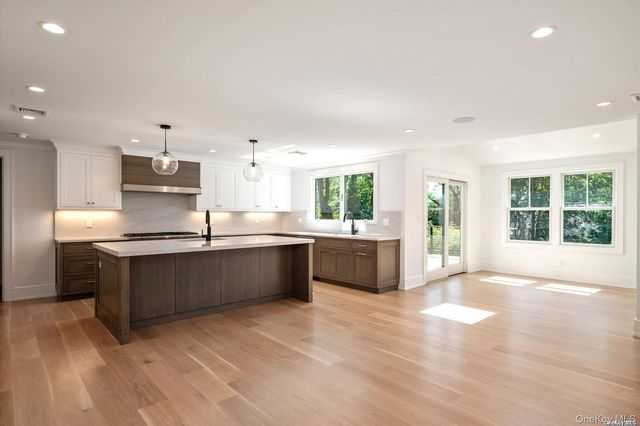 40 Hewlett Lane, Port Washington, NY 11050