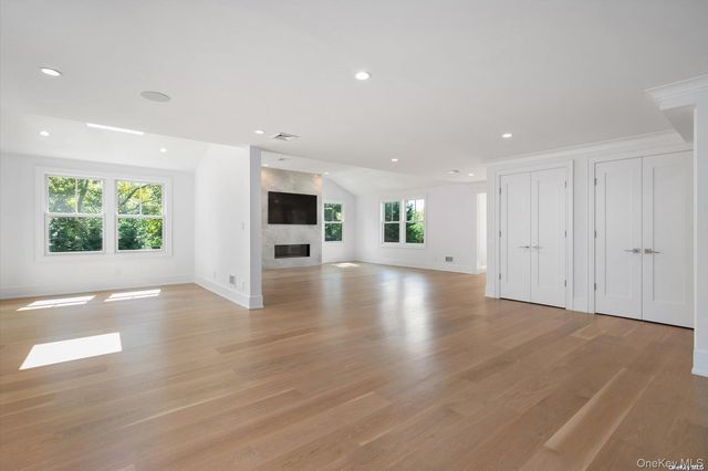 40 Hewlett Lane, Port Washington, NY 11050