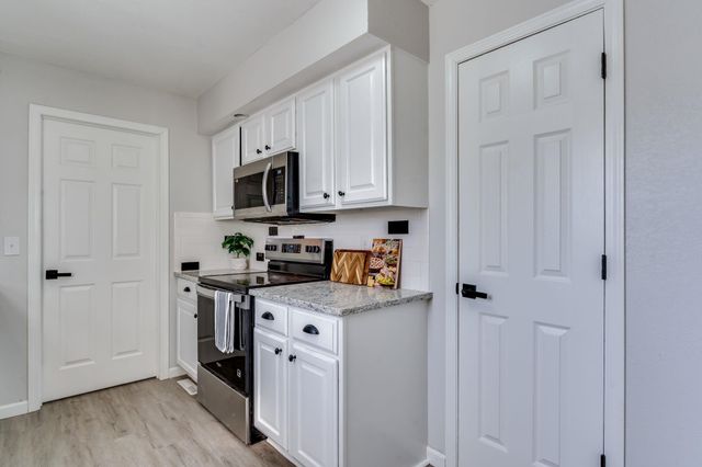 354 Apple Ln, Haysville, KS 67060
