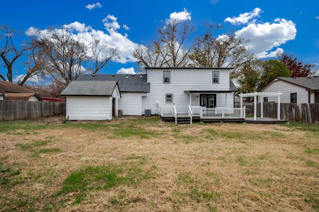 354 Apple Ln, Haysville, KS 67060