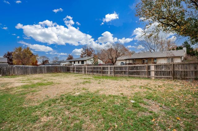 354 Apple Ln, Haysville, KS 67060