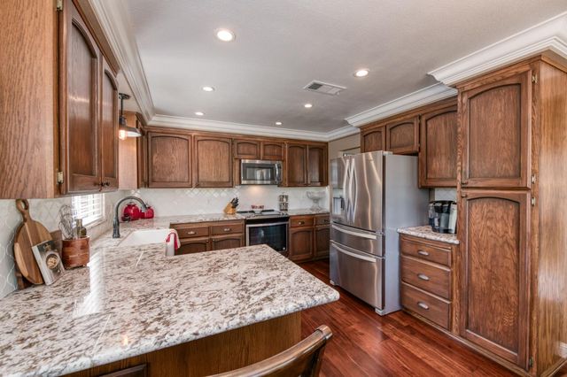 2051 Los Altos Avenue, Clovis, CA 93611