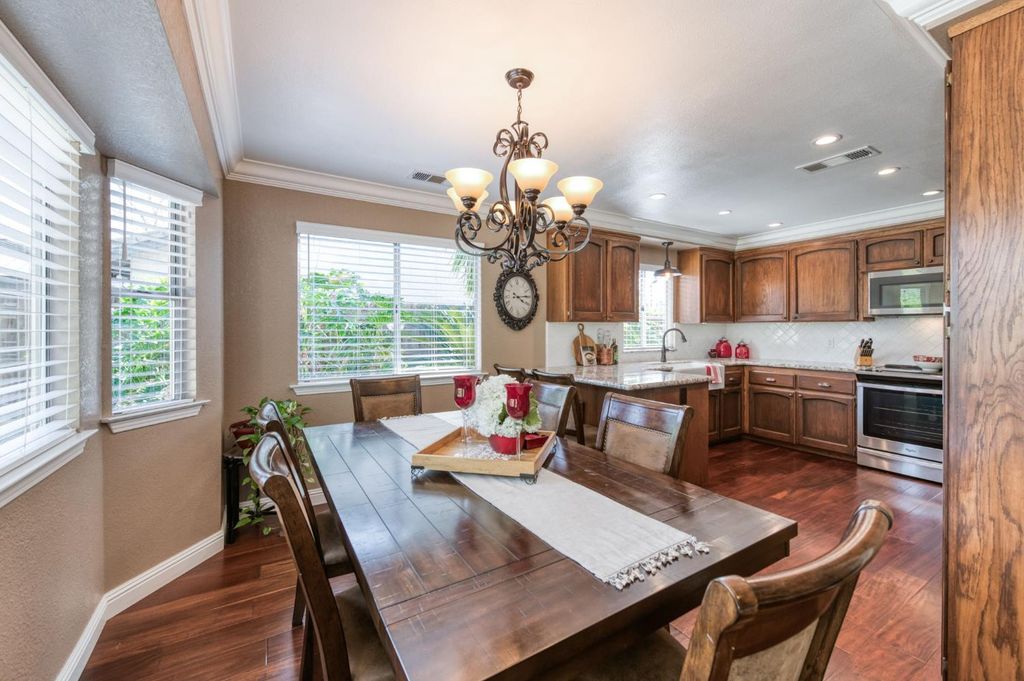 Image 10 of property listing at 2051 Los Altos Avenue, Clovis, CA 93611