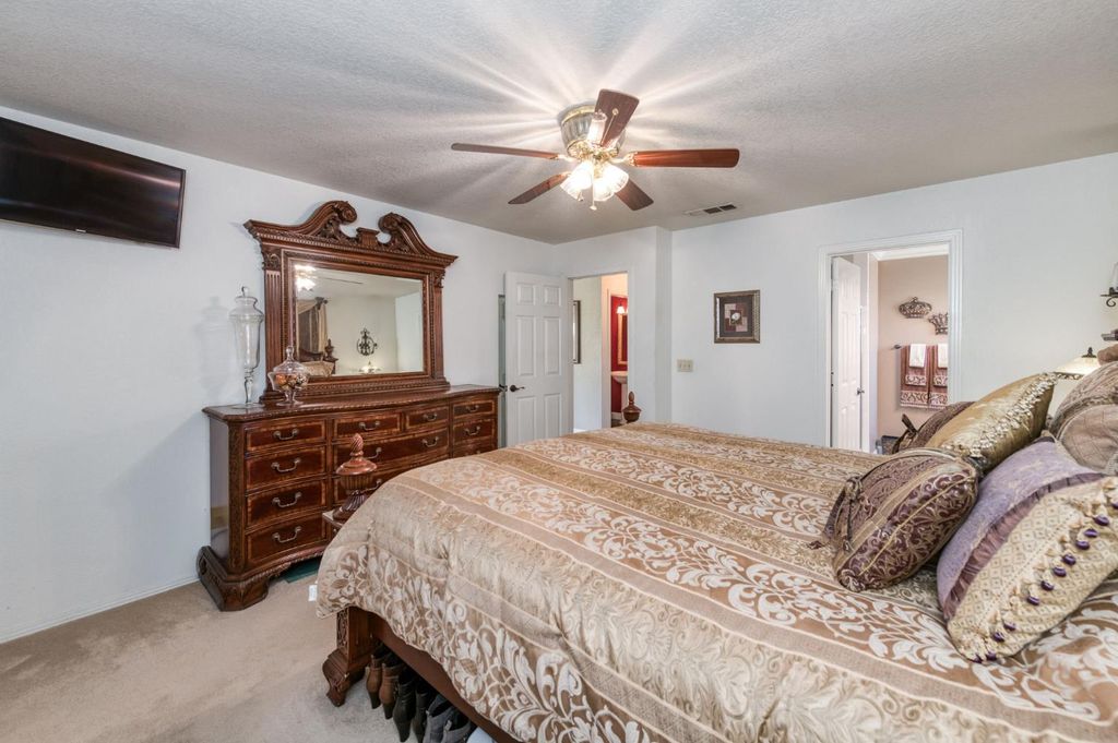 Image 19 of property listing at 2051 Los Altos Avenue, Clovis, CA 93611