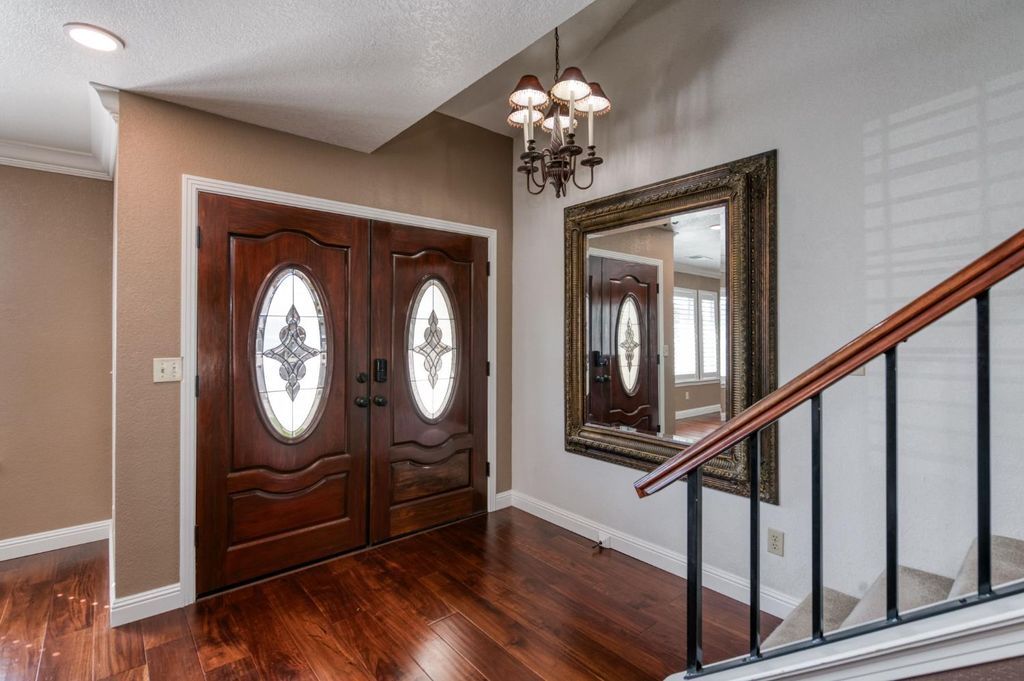 Image 3 of property listing at 2051 Los Altos Avenue, Clovis, CA 93611