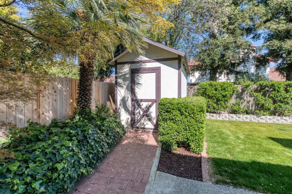 Image 30 of property listing at 2051 Los Altos Avenue, Clovis, CA 93611