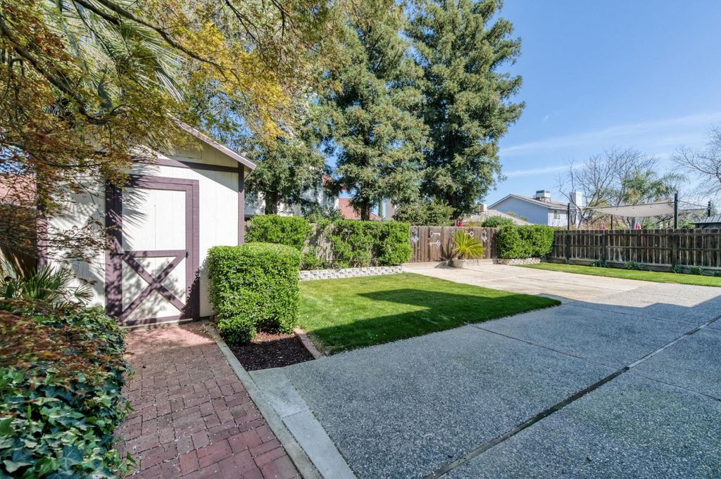 Image 32 of property listing at 2051 Los Altos Avenue, Clovis, CA 93611
