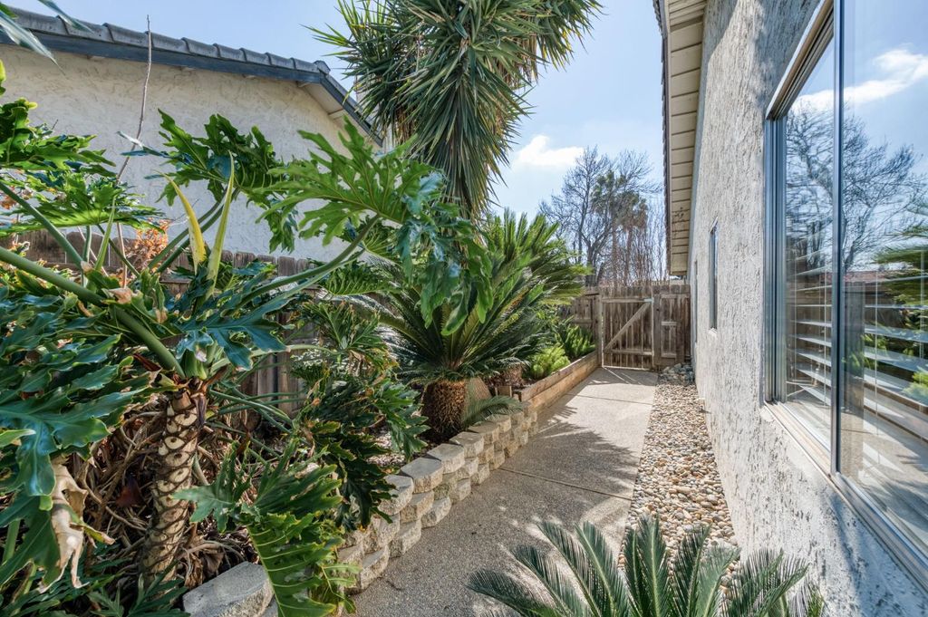 Image 33 of property listing at 2051 Los Altos Avenue, Clovis, CA 93611