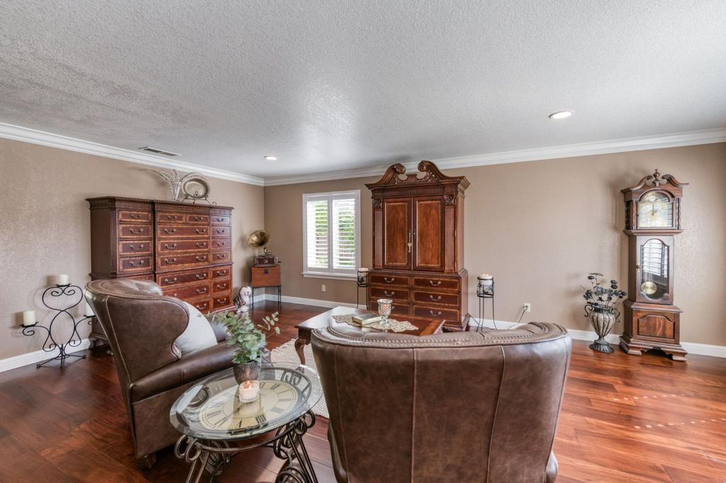 Image 4 of property listing at 2051 Los Altos Avenue, Clovis, CA 93611