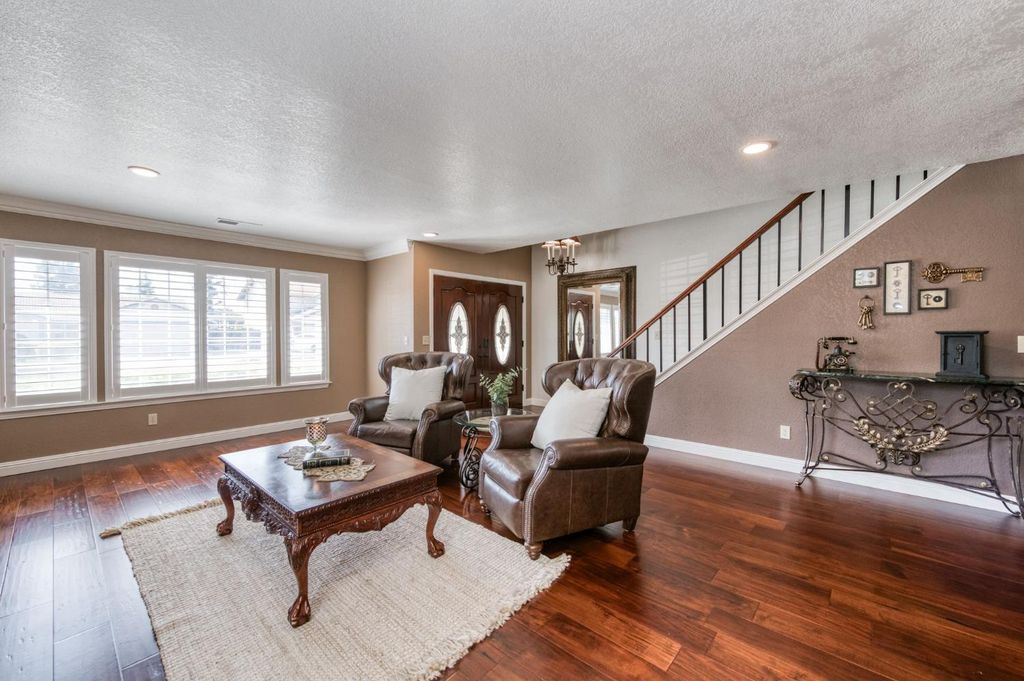 Image 5 of property listing at 2051 Los Altos Avenue, Clovis, CA 93611