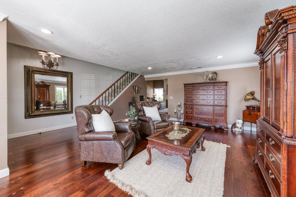 Image 6 of property listing at 2051 Los Altos Avenue, Clovis, CA 93611