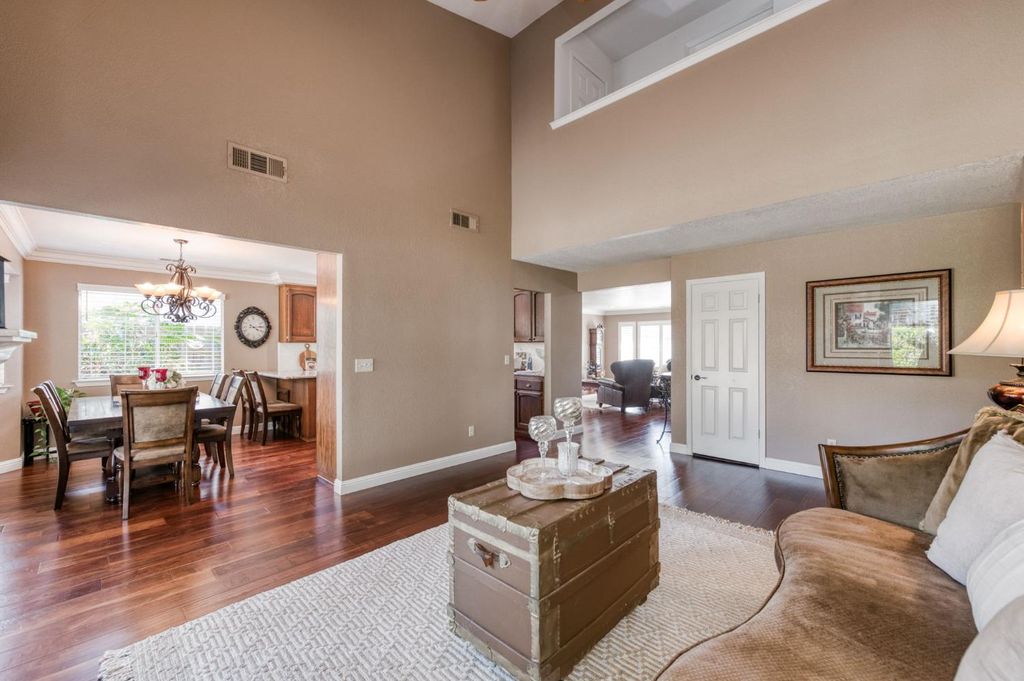 Image 8 of property listing at 2051 Los Altos Avenue, Clovis, CA 93611