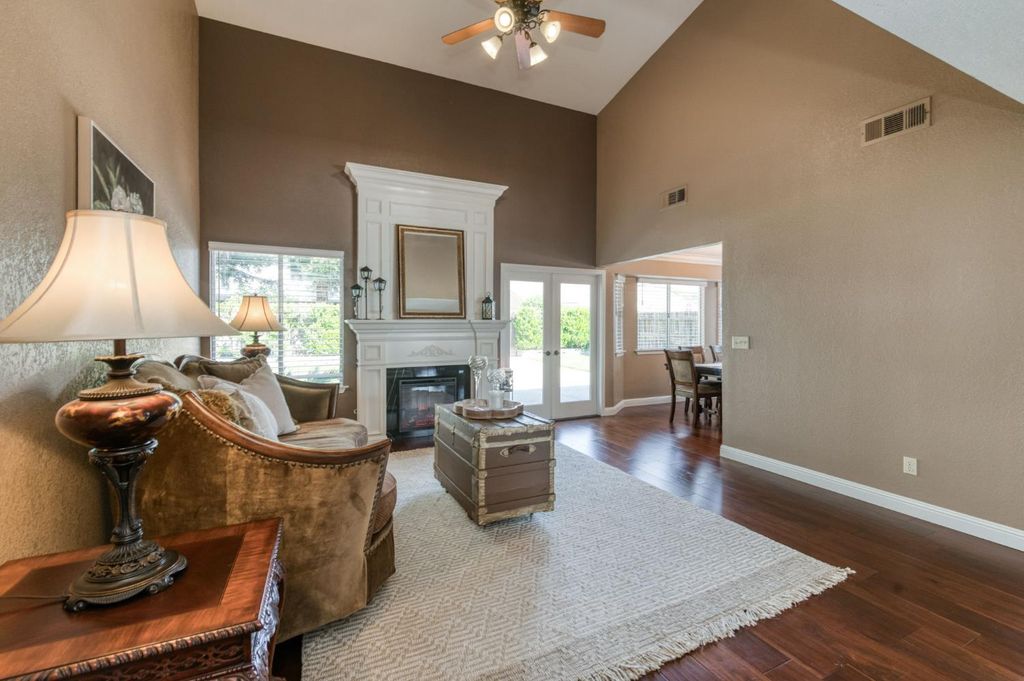 Image 9 of property listing at 2051 Los Altos Avenue, Clovis, CA 93611