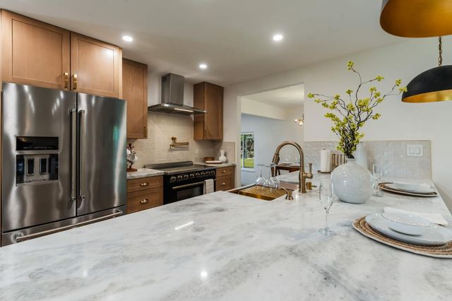 7341 S Land Park Dr, Sacramento, CA 95831
