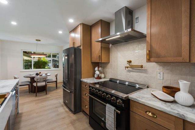 7341 S Land Park Dr, Sacramento, CA 95831