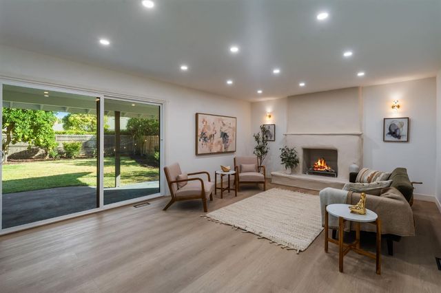 7341 S Land Park Dr, Sacramento, CA 95831