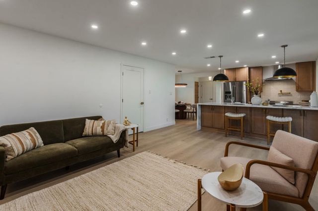 7341 S Land Park Dr, Sacramento, CA 95831
