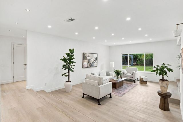 7341 S Land Park Dr, Sacramento, CA 95831