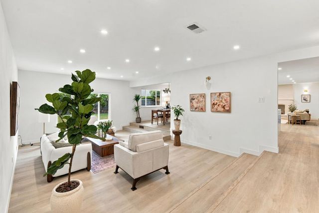 7341 S Land Park Dr, Sacramento, CA 95831