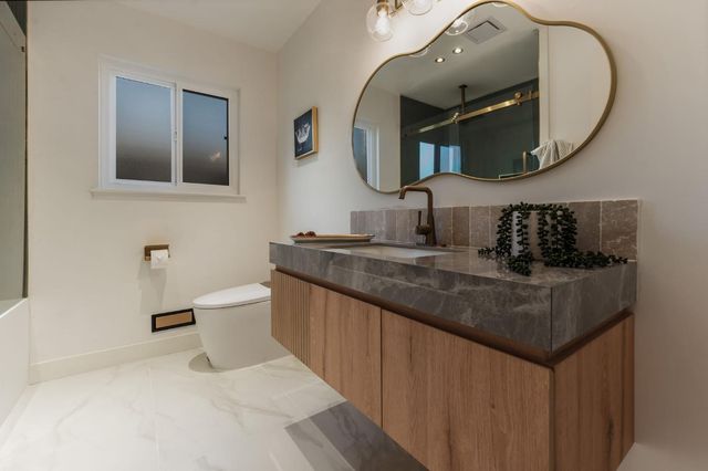 7341 S Land Park Dr, Sacramento, CA 95831