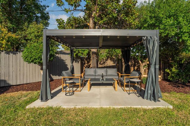 7341 S Land Park Dr, Sacramento, CA 95831