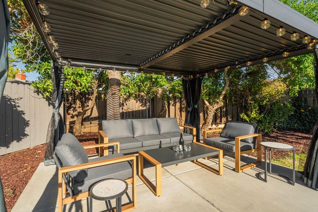 7341 S Land Park Dr, Sacramento, CA 95831
