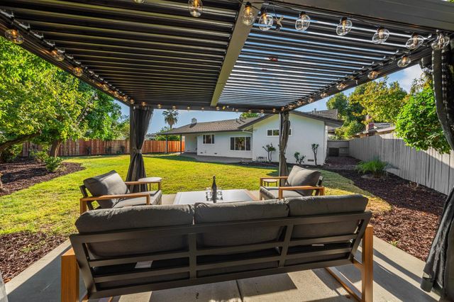 7341 S Land Park Dr, Sacramento, CA 95831