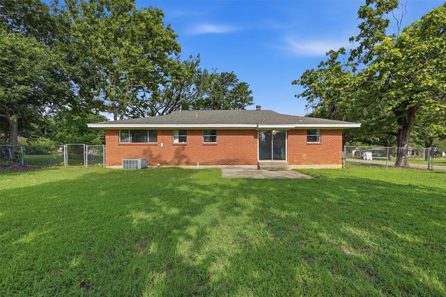 901 Maple Street, Howe, TX 75459