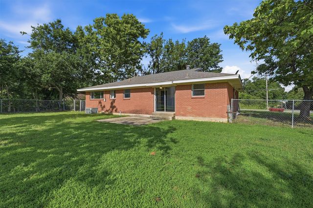 901 Maple Street, Howe, TX 75459