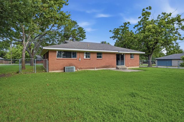901 Maple Street, Howe, TX 75459