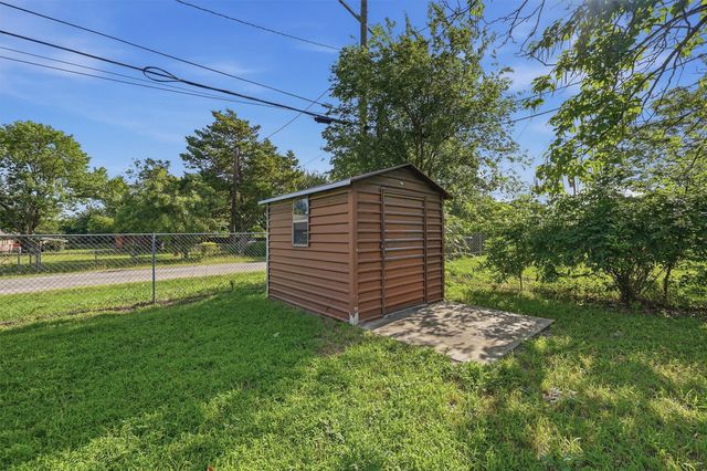 901 Maple Street, Howe, TX 75459