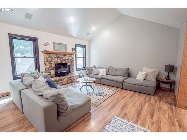 30138 FOX HOLLOW Rd, Eugene, OR 97405