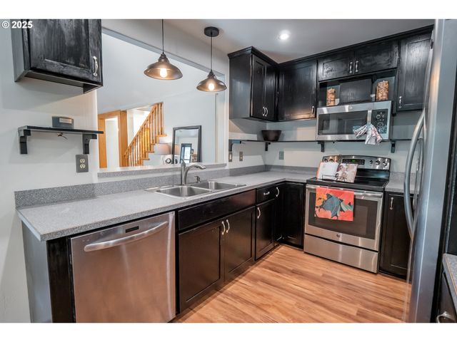 30138 FOX HOLLOW Rd, Eugene, OR 97405