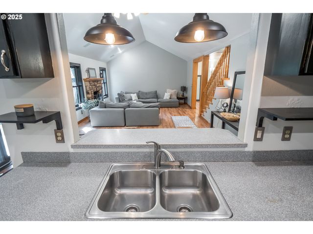 30138 FOX HOLLOW Rd, Eugene, OR 97405