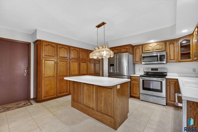 1244 S Stoney Pointe Ct Court, Sioux Falls, SD 57106