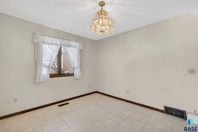 1244 S Stoney Pointe Ct Court, Sioux Falls, SD 57106