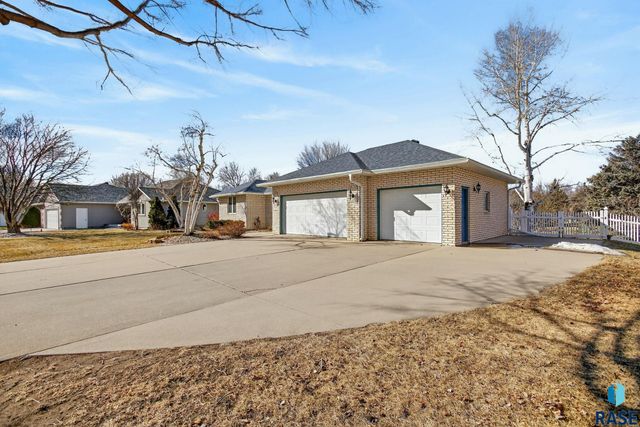 1244 S Stoney Pointe Ct Court, Sioux Falls, SD 57106