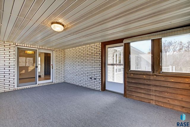 1244 S Stoney Pointe Ct Court, Sioux Falls, SD 57106