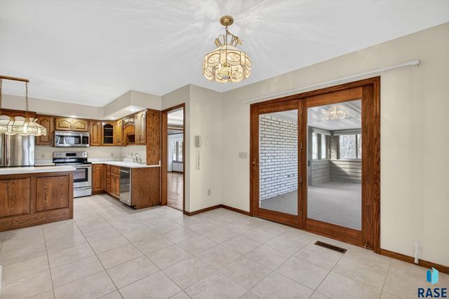 1244 S Stoney Pointe Ct Court, Sioux Falls, SD 57106