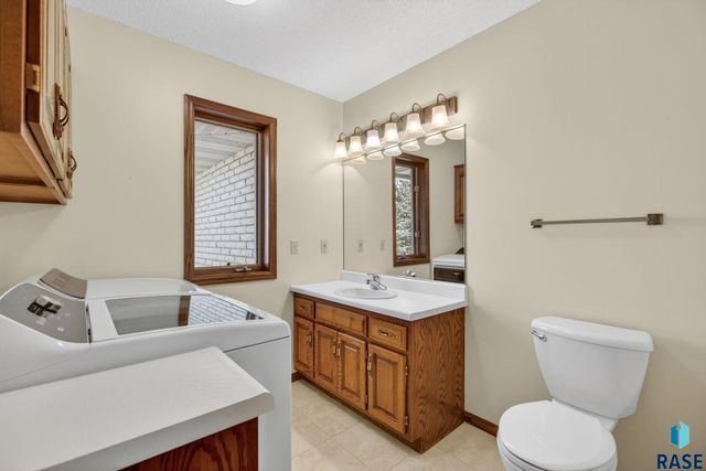 1244 S Stoney Pointe Ct Court, Sioux Falls, SD 57106