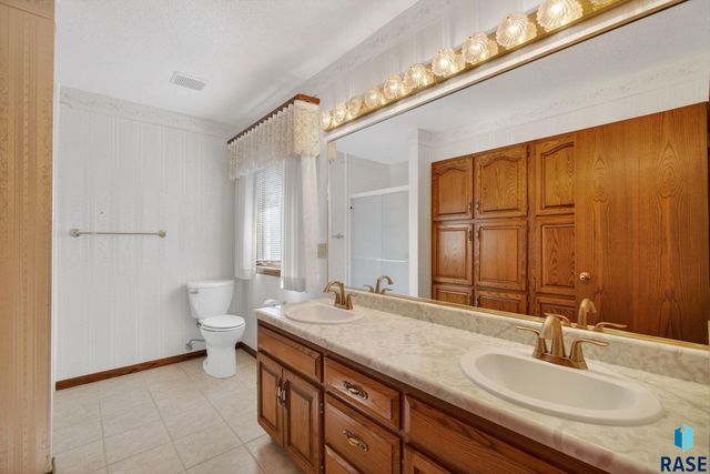 1244 S Stoney Pointe Ct Court, Sioux Falls, SD 57106