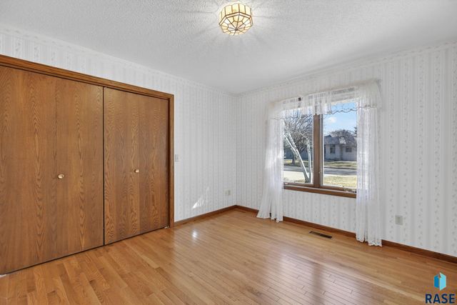 1244 S Stoney Pointe Ct Court, Sioux Falls, SD 57106