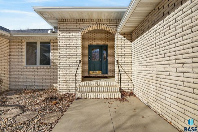 1244 S Stoney Pointe Ct Court, Sioux Falls, SD 57106