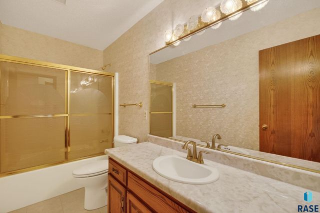 1244 S Stoney Pointe Ct Court, Sioux Falls, SD 57106