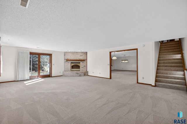 1244 S Stoney Pointe Ct Court, Sioux Falls, SD 57106