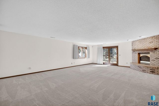 1244 S Stoney Pointe Ct Court, Sioux Falls, SD 57106