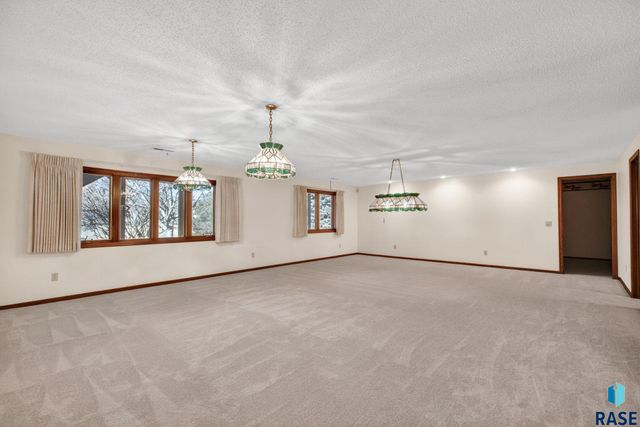 1244 S Stoney Pointe Ct Court, Sioux Falls, SD 57106