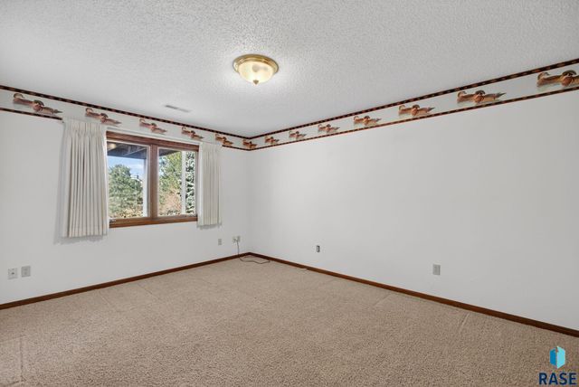 1244 S Stoney Pointe Ct Court, Sioux Falls, SD 57106