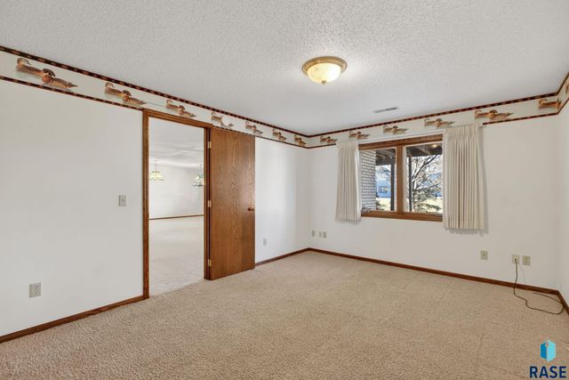 1244 S Stoney Pointe Ct Court, Sioux Falls, SD 57106